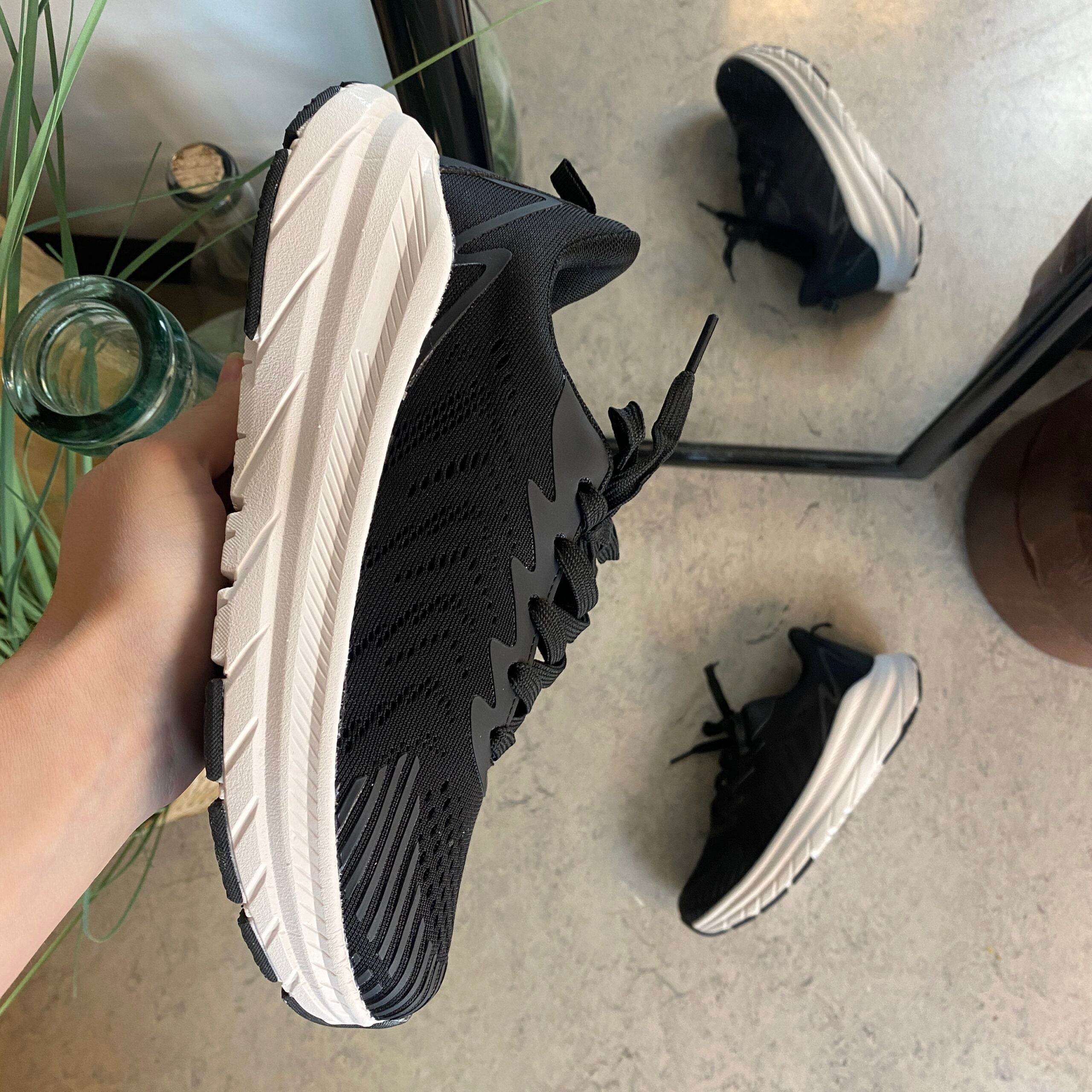 Endurance svart sneaker med hvit såle – pustende komfort & støtdemping
