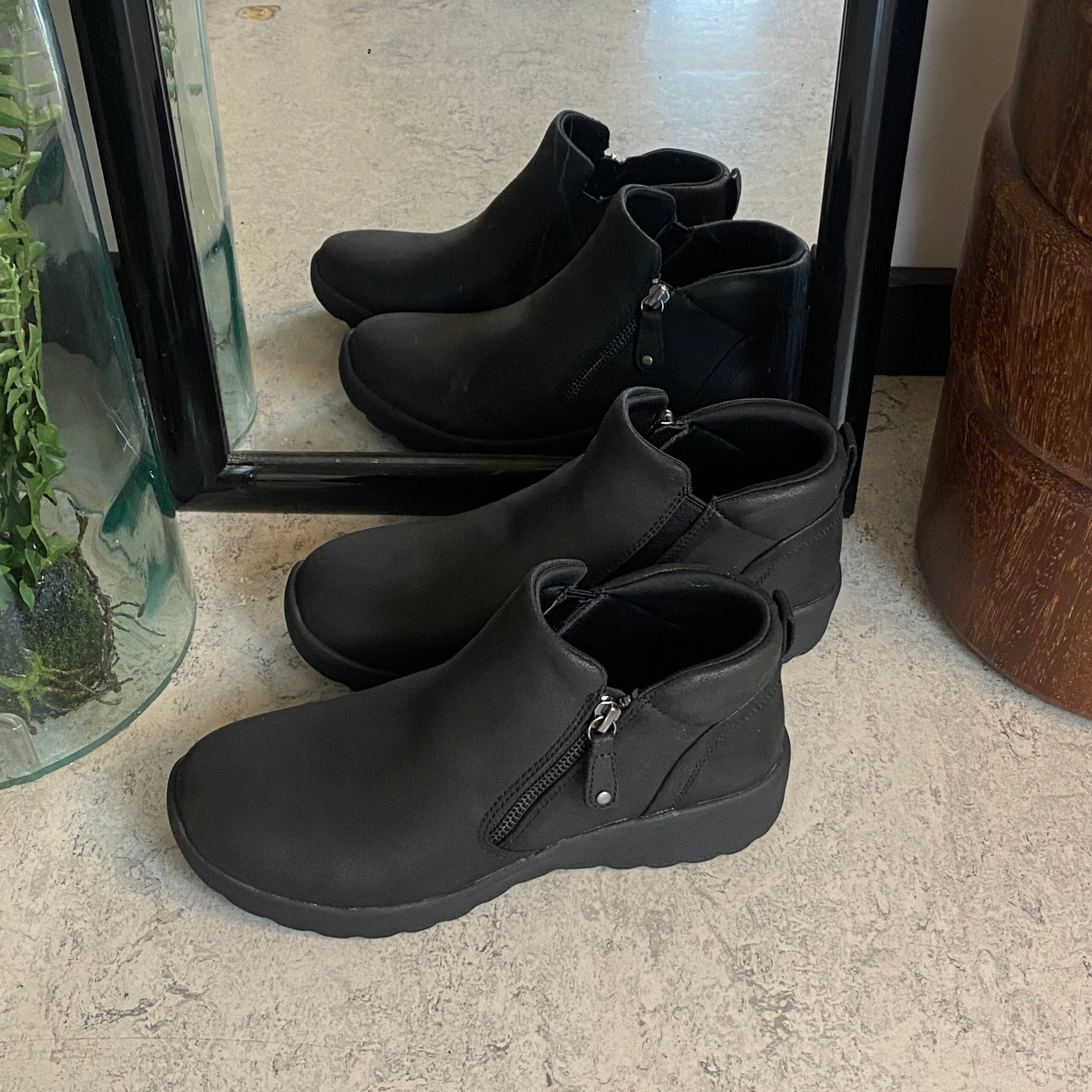 Elegant svart støvlett med Memory Foam fra Skechers