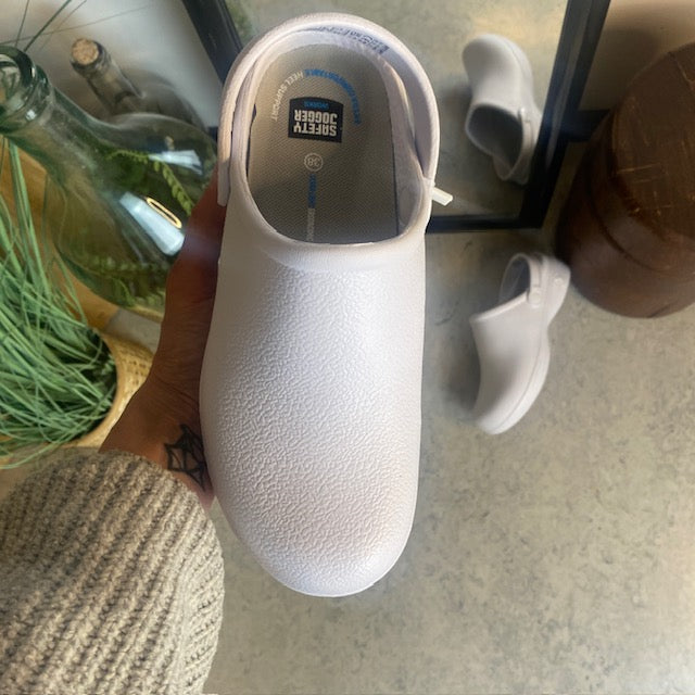 Hvit sklisikker tresko