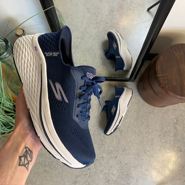 Marineblå Slip-Ins fra Skechers med snøring og Max Cushion-mellomsåle
