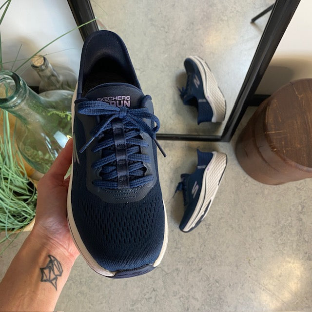 Marineblå Slip-Ins fra Skechers med snøring og Max Cushion-mellomsåle
