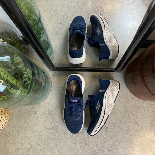 Marineblå Slip-Ins fra Skechers med snøring og Max Cushion-mellomsåle