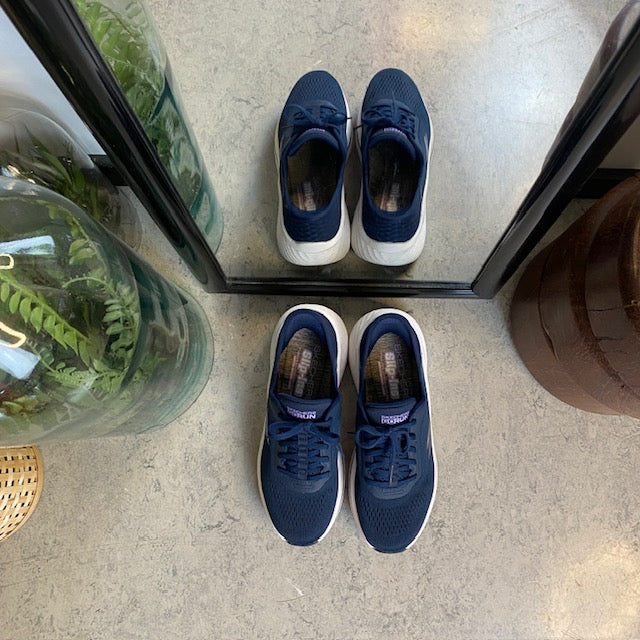 Marineblå Slip-Ins fra Skechers med snøring og Max Cushion-mellomsåle