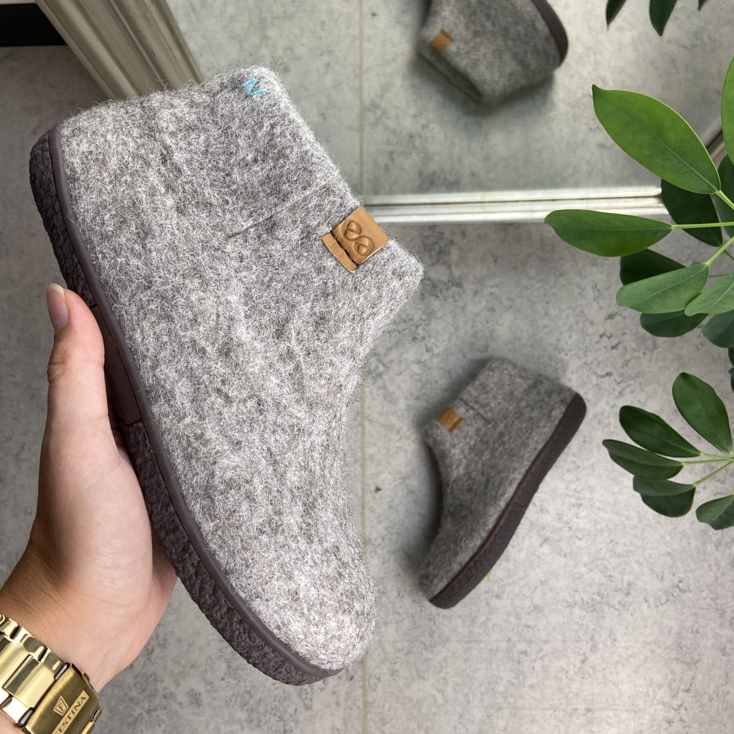 Lysegrå hjemmesko i ull med høyt skaft og sklisikre såler fra Green Comfort