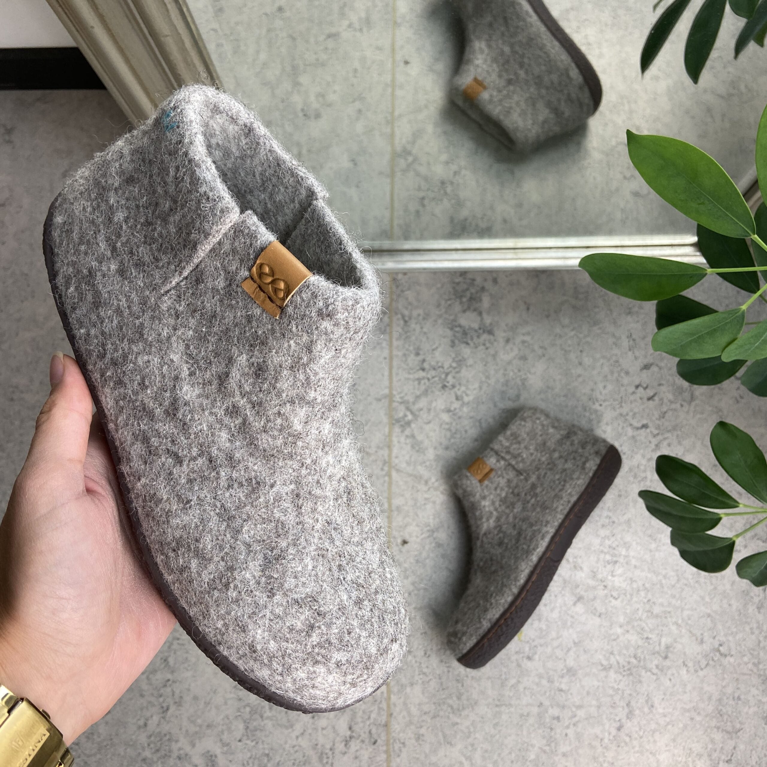 Lysegrå hjemmesko i ull med høyt skaft og sklisikre såler fra Green Comfort