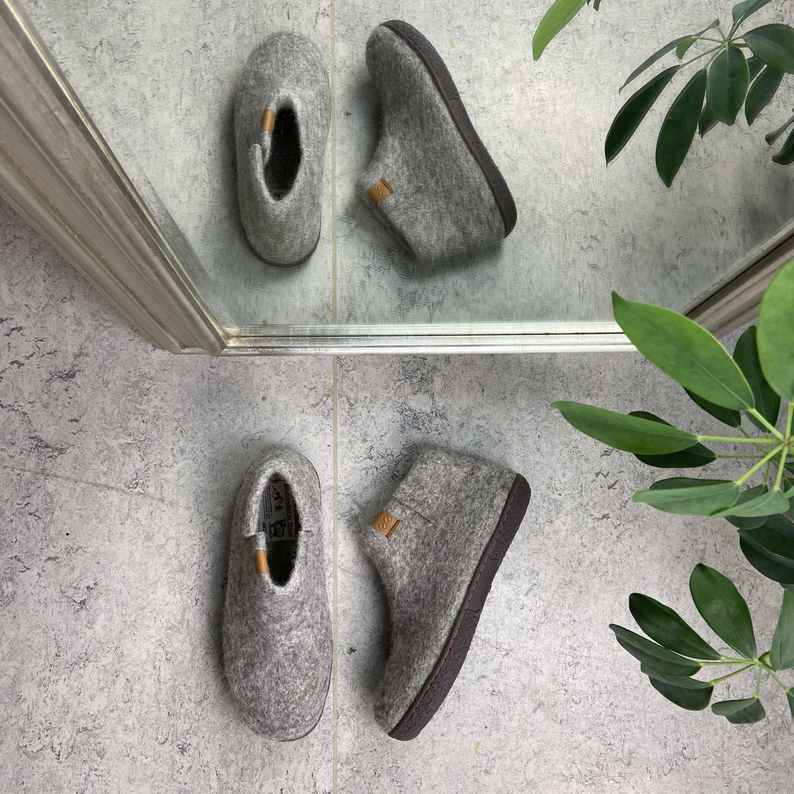 Lysegrå hjemmesko i ull med høyt skaft og sklisikre såler fra Green Comfort