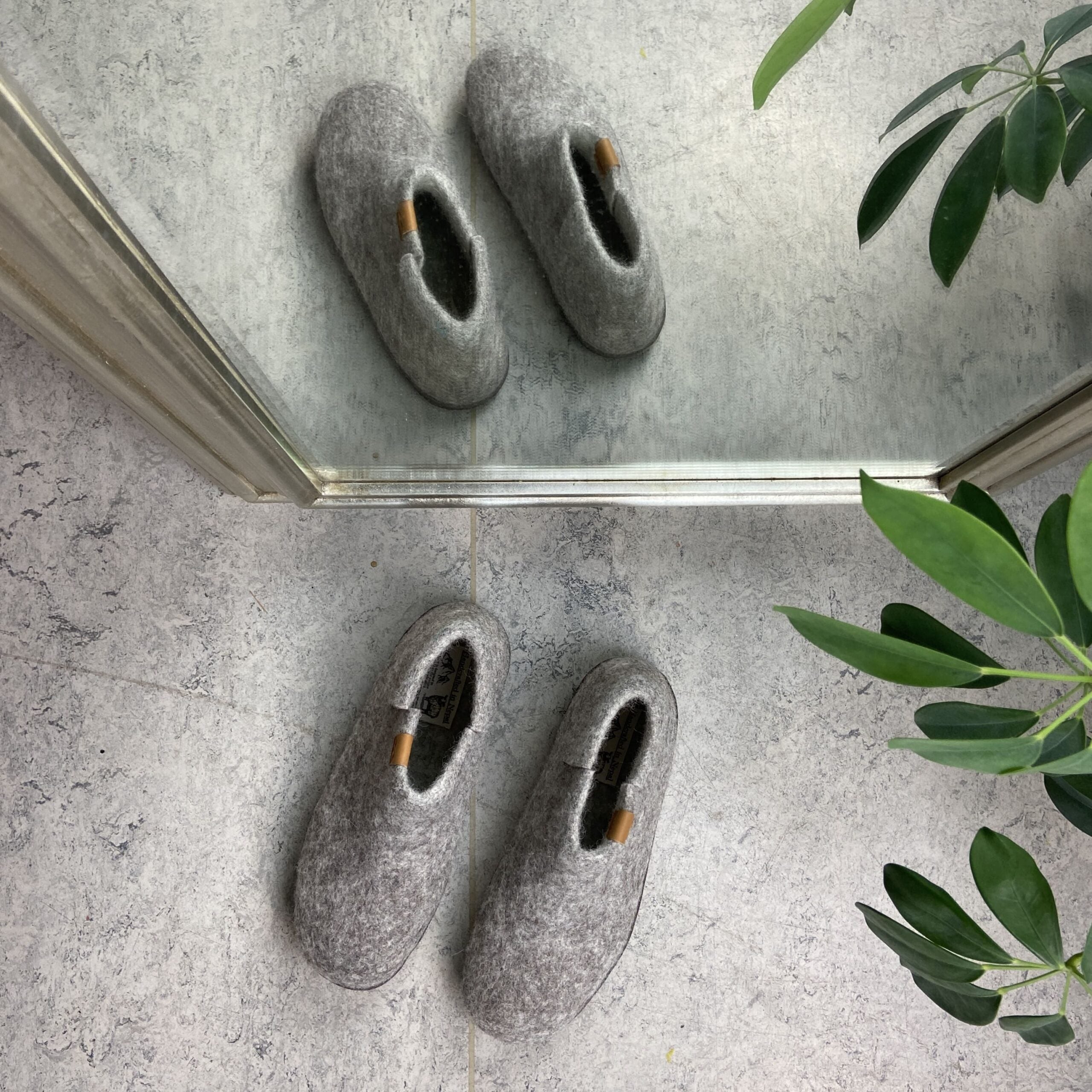 Lysegrå hjemmesko i ull med høyt skaft og sklisikre såler fra Green Comfort