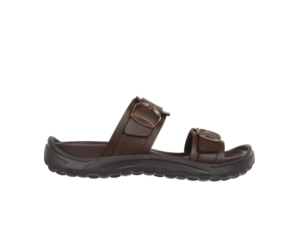 Brun slip-on sandal til dame fra MBT med ergonomisk fotseng