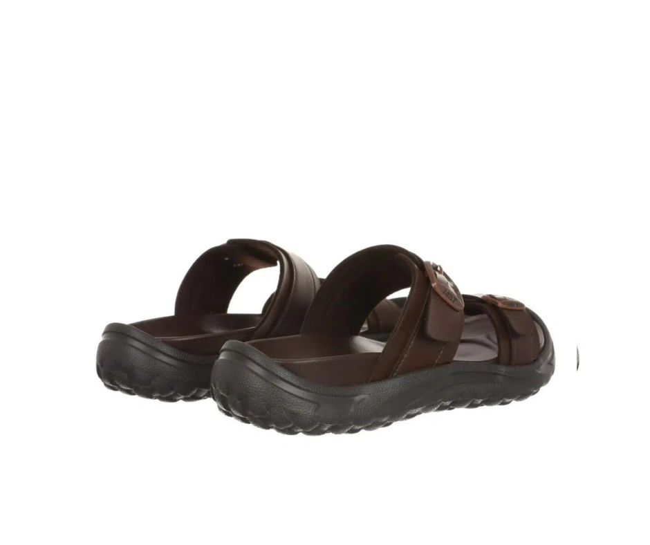 Brun slip-on sandal til dame fra MBT med ergonomisk fotseng