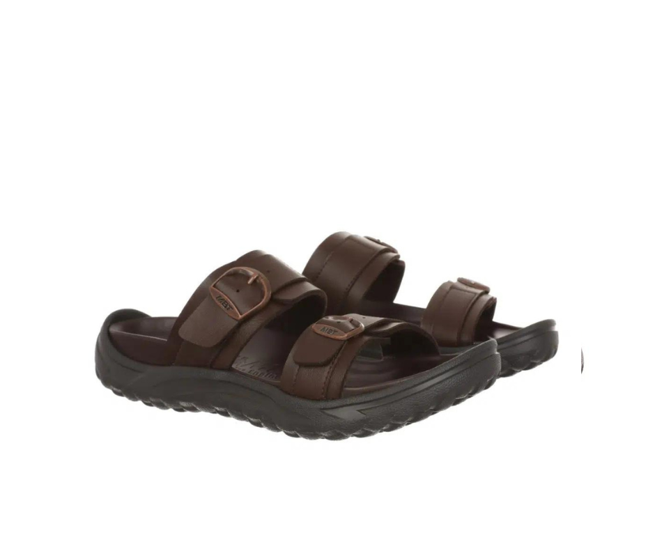 Brun slip-on sandal til dame fra MBT med ergonomisk fotseng