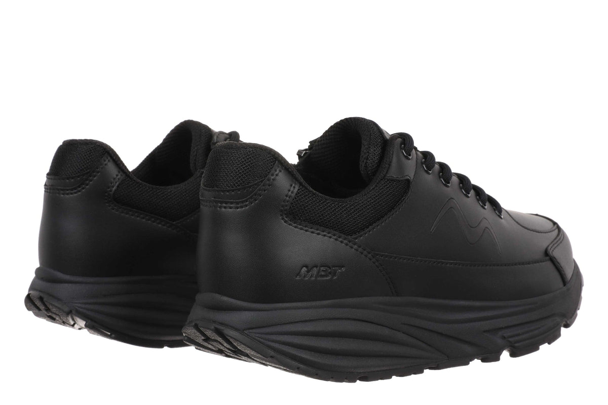 Bagfra visning af sorte MBT Simba Trainer II dame-sneakers med rullesål og diskret lynlås på siden.