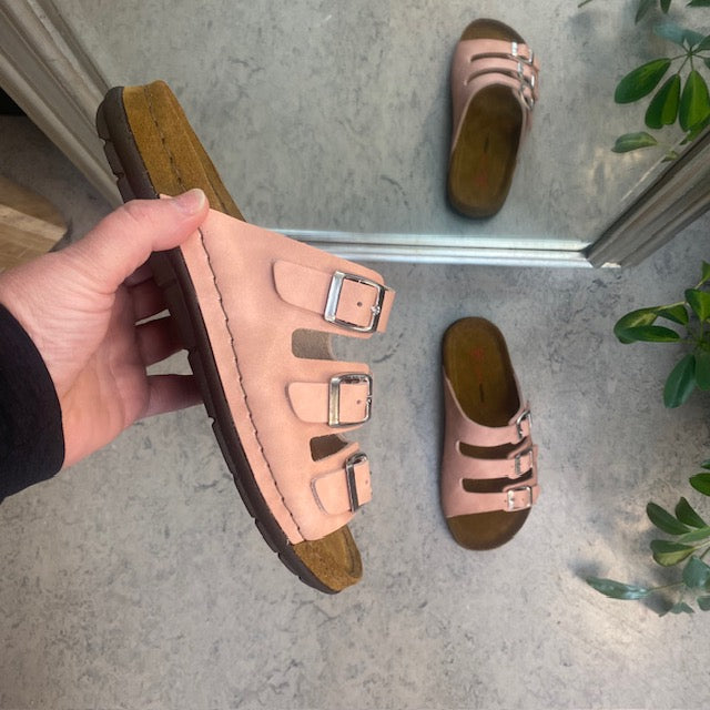 Rosa slip-on sandal i skinn med smale remmer