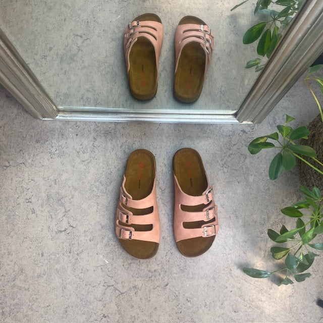 Rosa slip-on sandal i skinn med smale remmer