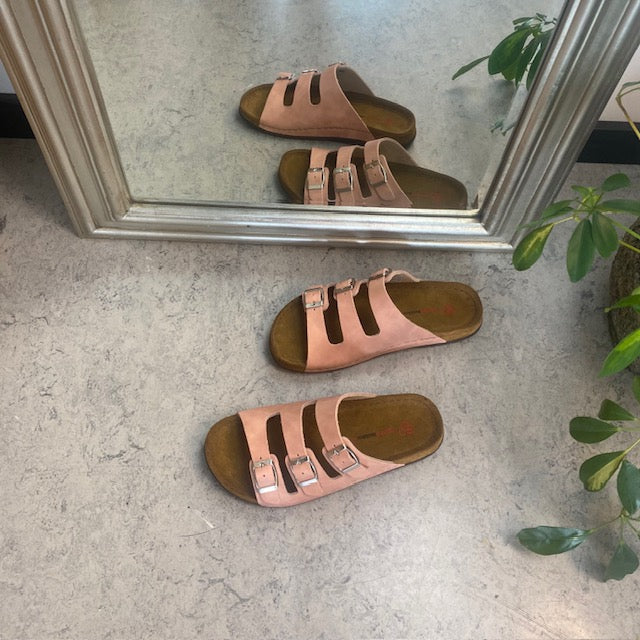 Rosa slip-on sandal i skinn med smale remmer
