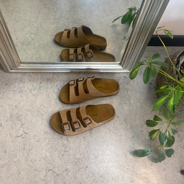 Brun slip-on sandal i skinn med smale remmer