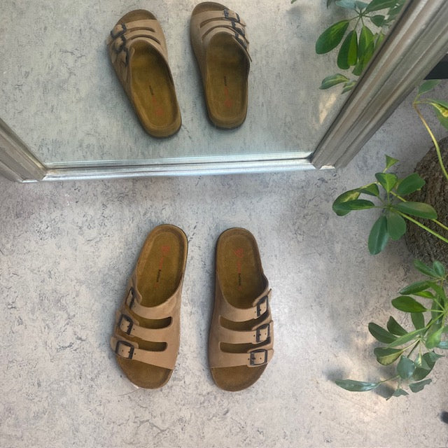 Brun slip-on sandal i skinn med smale remmer