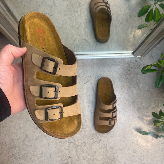 Brun slip-on sandal i skinn med smale remmer