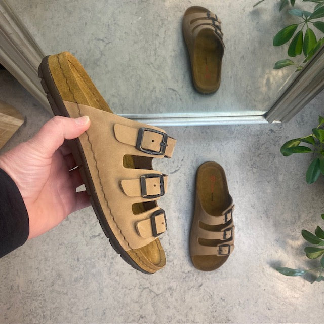 Brun slip-on sandal i skinn med smale remmer
