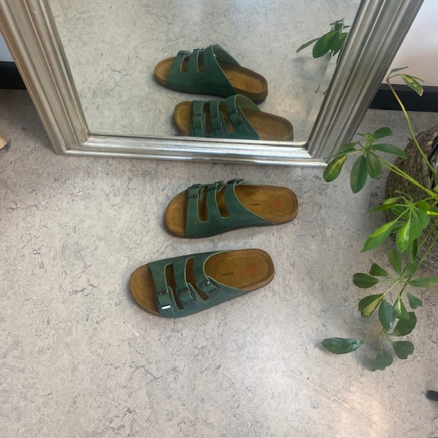 Olivengrønn slip-on sandal i skinn med smale remmer