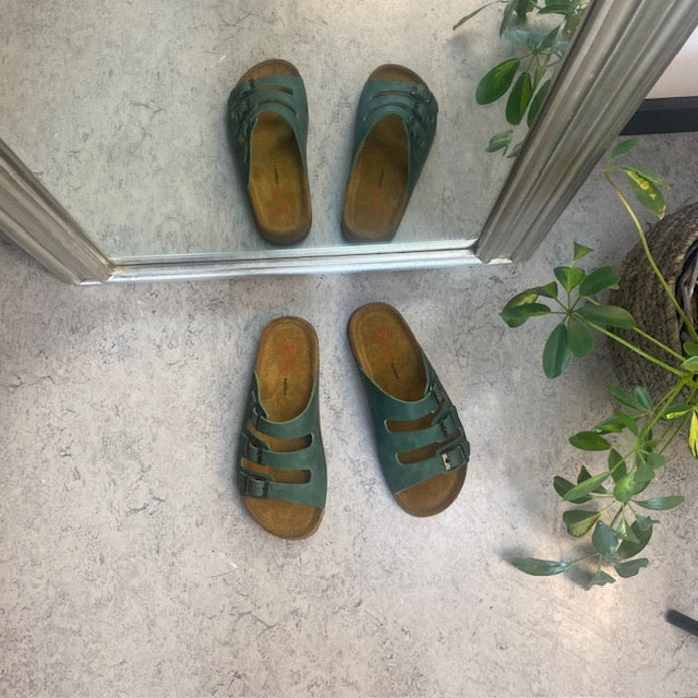 Olivengrønn slip-on sandal i skinn med smale remmer