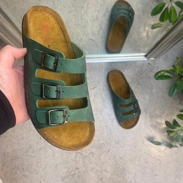 Olivengrønn slip-on sandal i skinn med smale remmer