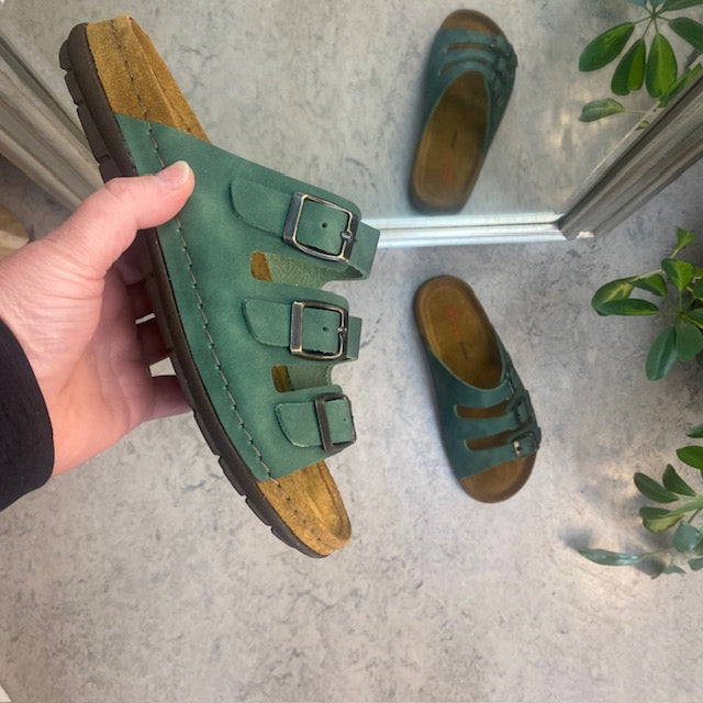 Olivengrønn slip-on sandal i skinn med smale remmer