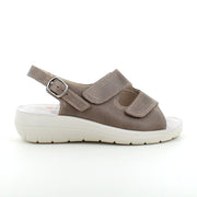 Bred ortopedisk sandal i beige med borrelås, svangstøtte og ekstra plass til knyster