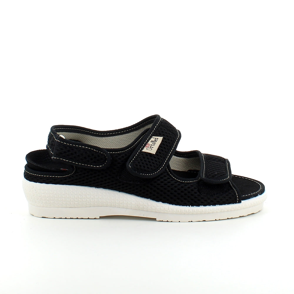 Bred sandal fra OrtoMed med borrelås