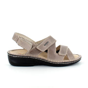 Bred skinnsandal for knyster