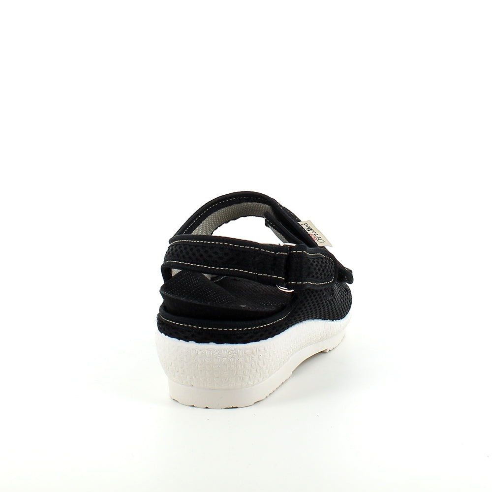 Bred sandal fra OrtoMed med borrelås