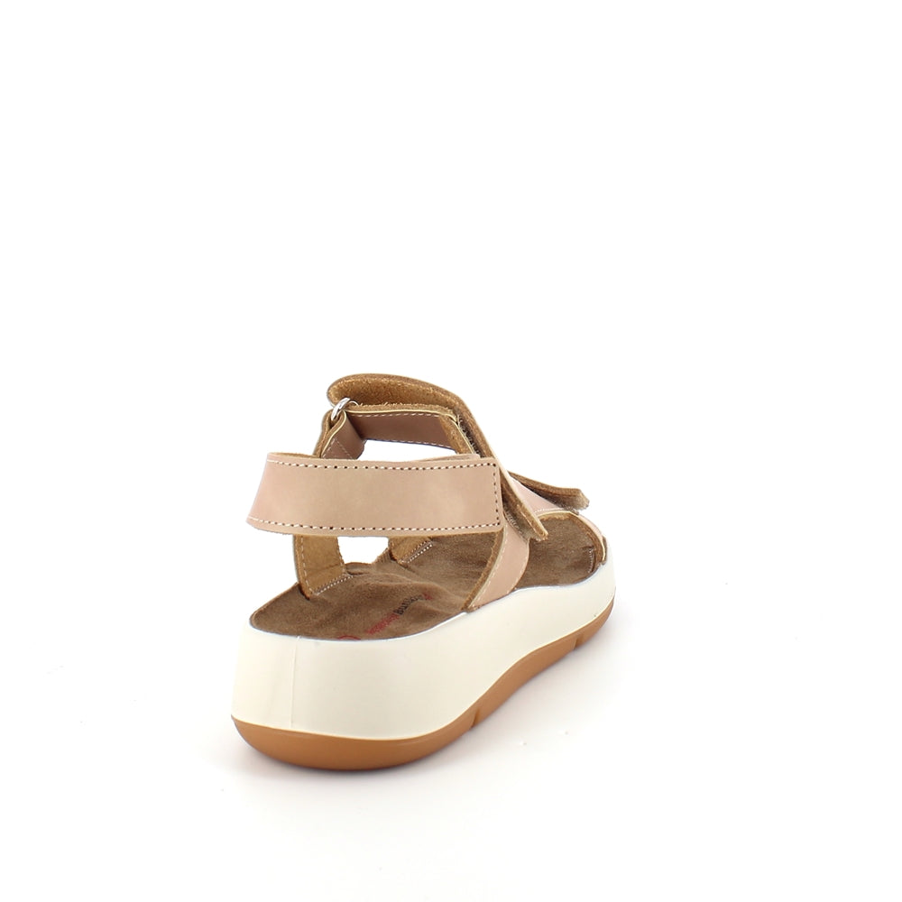 Beige skinnsandal med tre justerbare remmer og svangstøtte