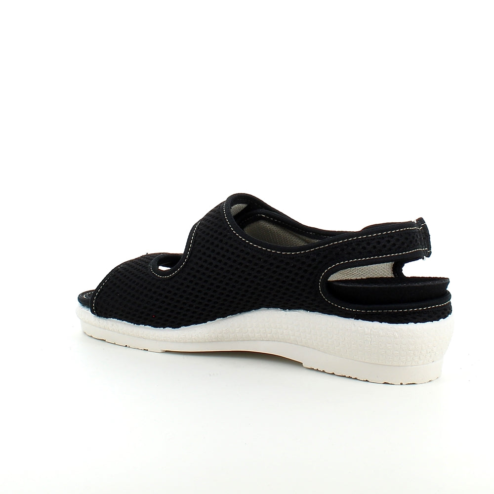 Bred sandal fra OrtoMed med borrelås