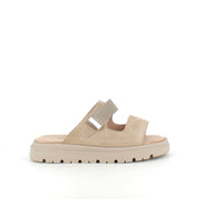 Beige sandal med justerbar rem og myk komfort