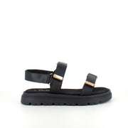 Sort sandal med justerbare remmer og komfortabel såle