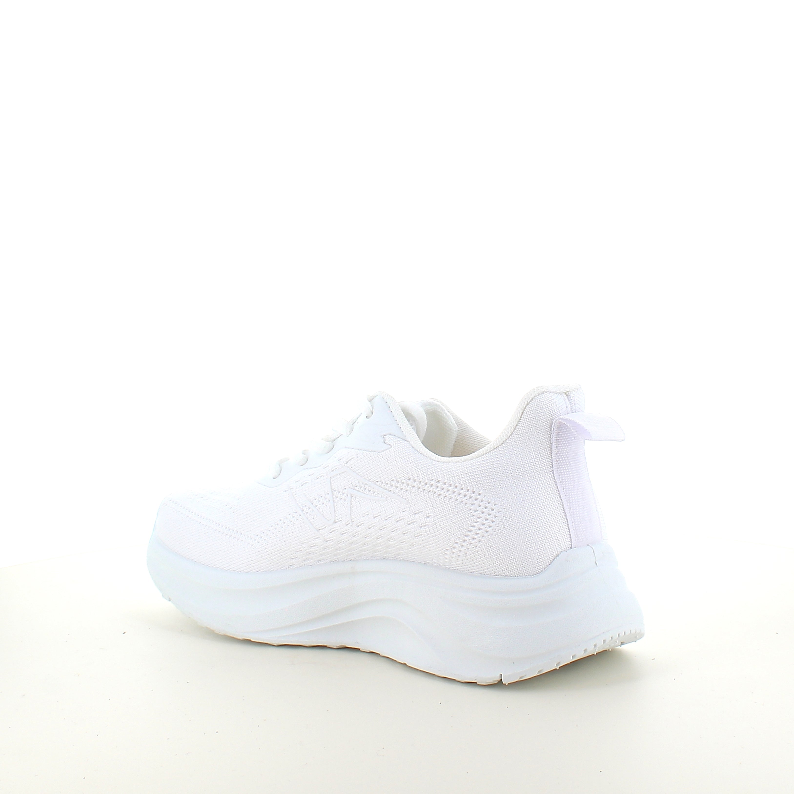 Hvit lettvekts-sneaker med støtdemping og pustende mesh