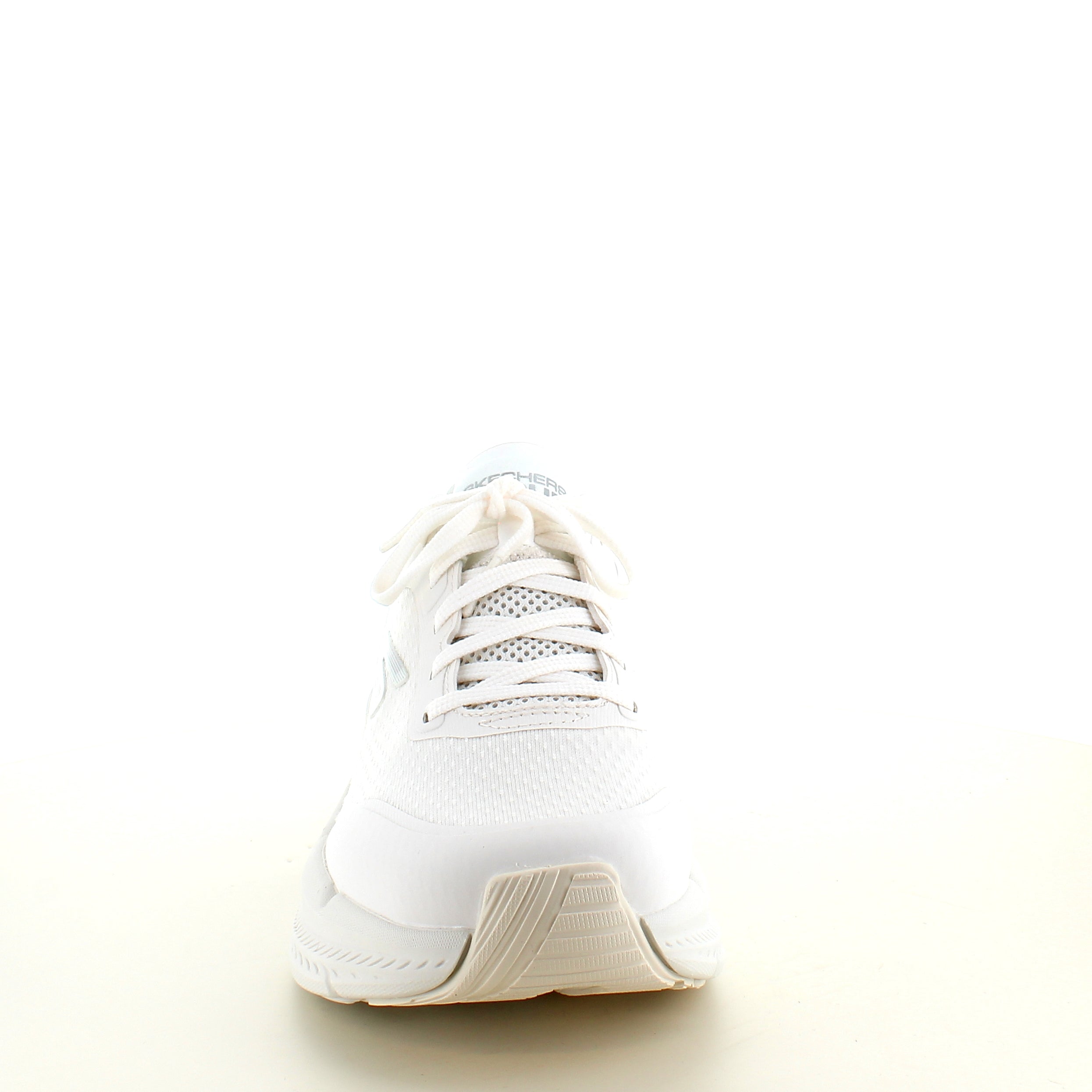 Pustende hvite MaxCushioning-sko fra Skechers