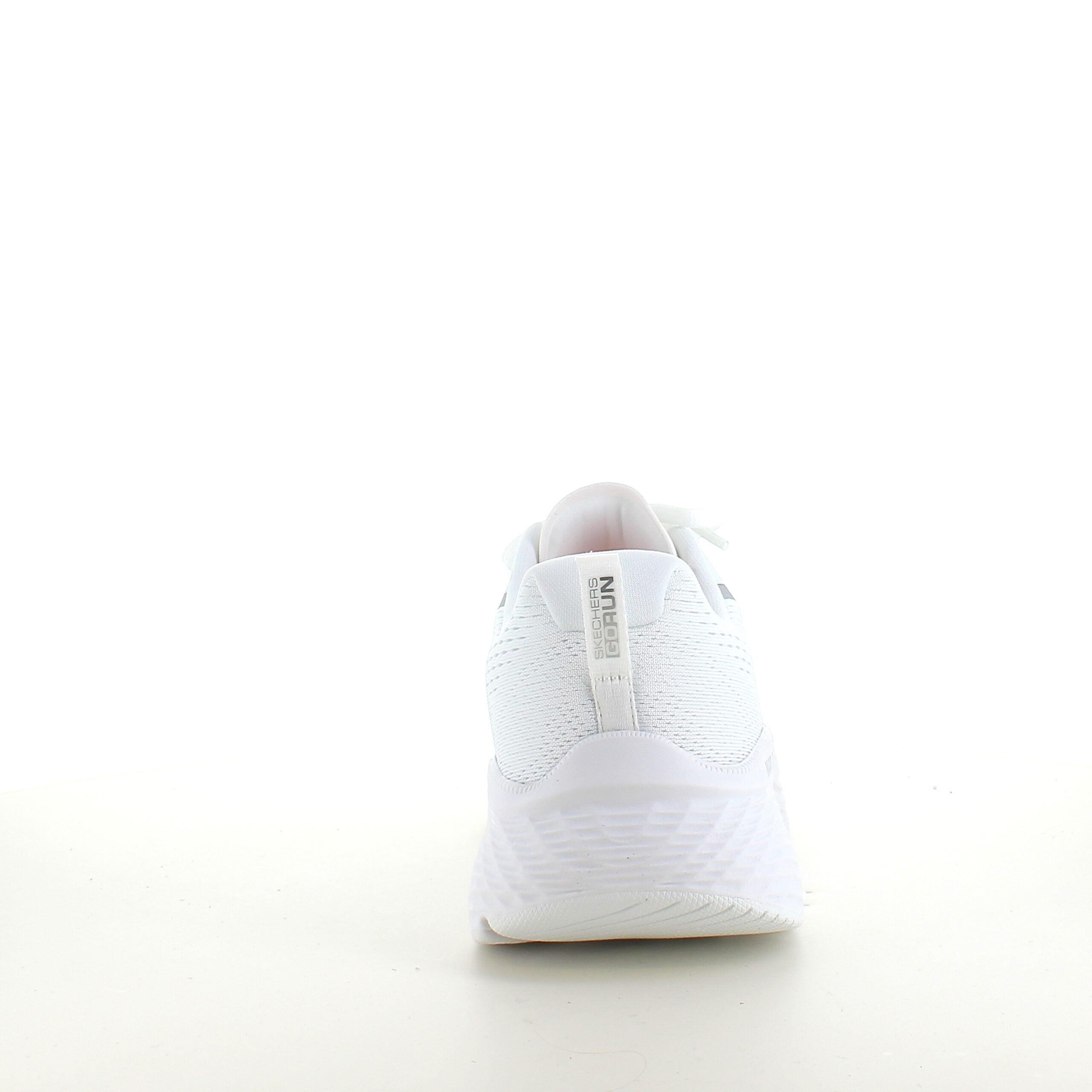 Hvit Skechers Max Cushion-sko – optimal støtte og enestående komfort.