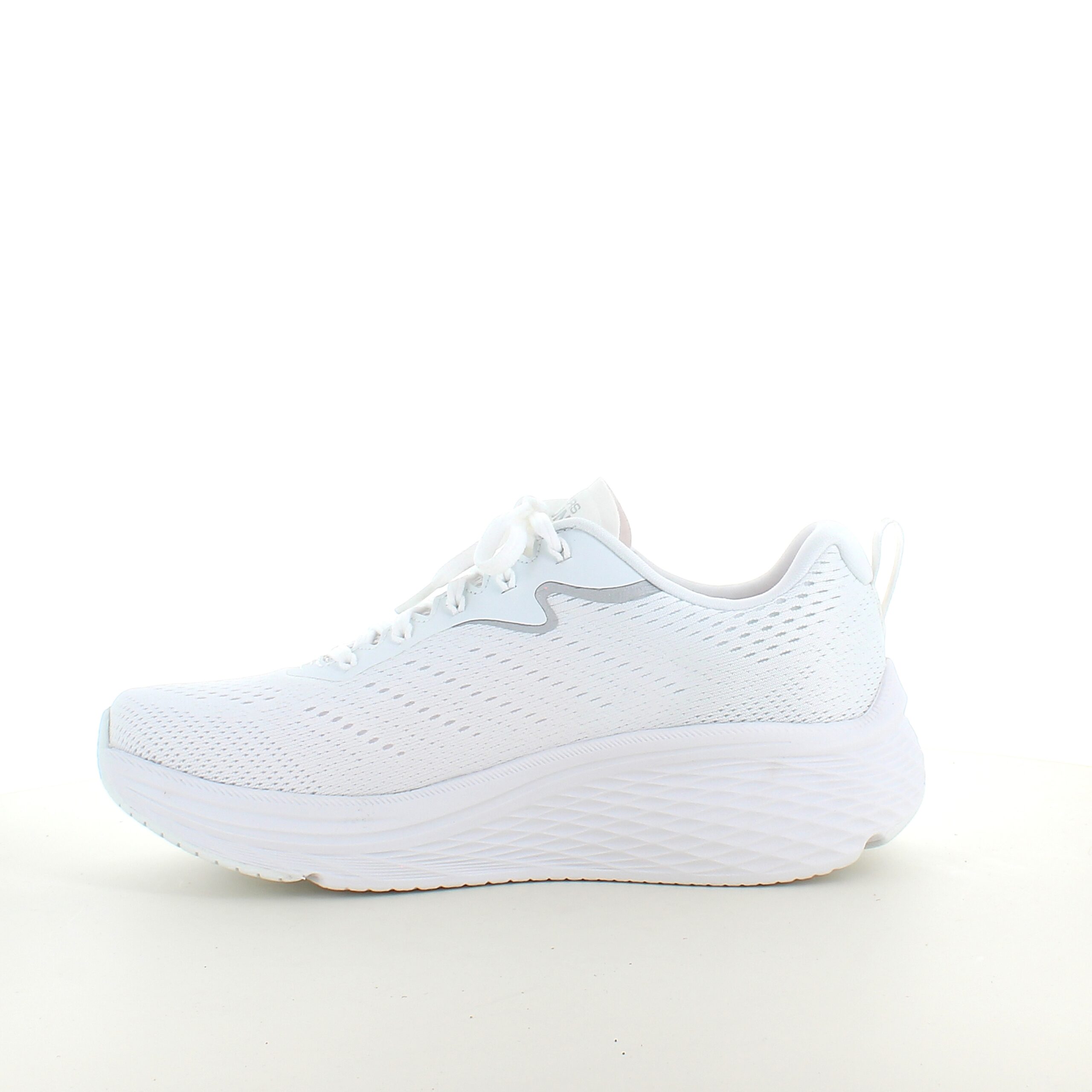 Hvit Skechers Max Cushion-sko – optimal støtte og enestående komfort.