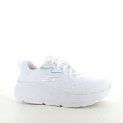 Hvit Skechers Max Cushion-sko – optimal støtte og enestående komfort.