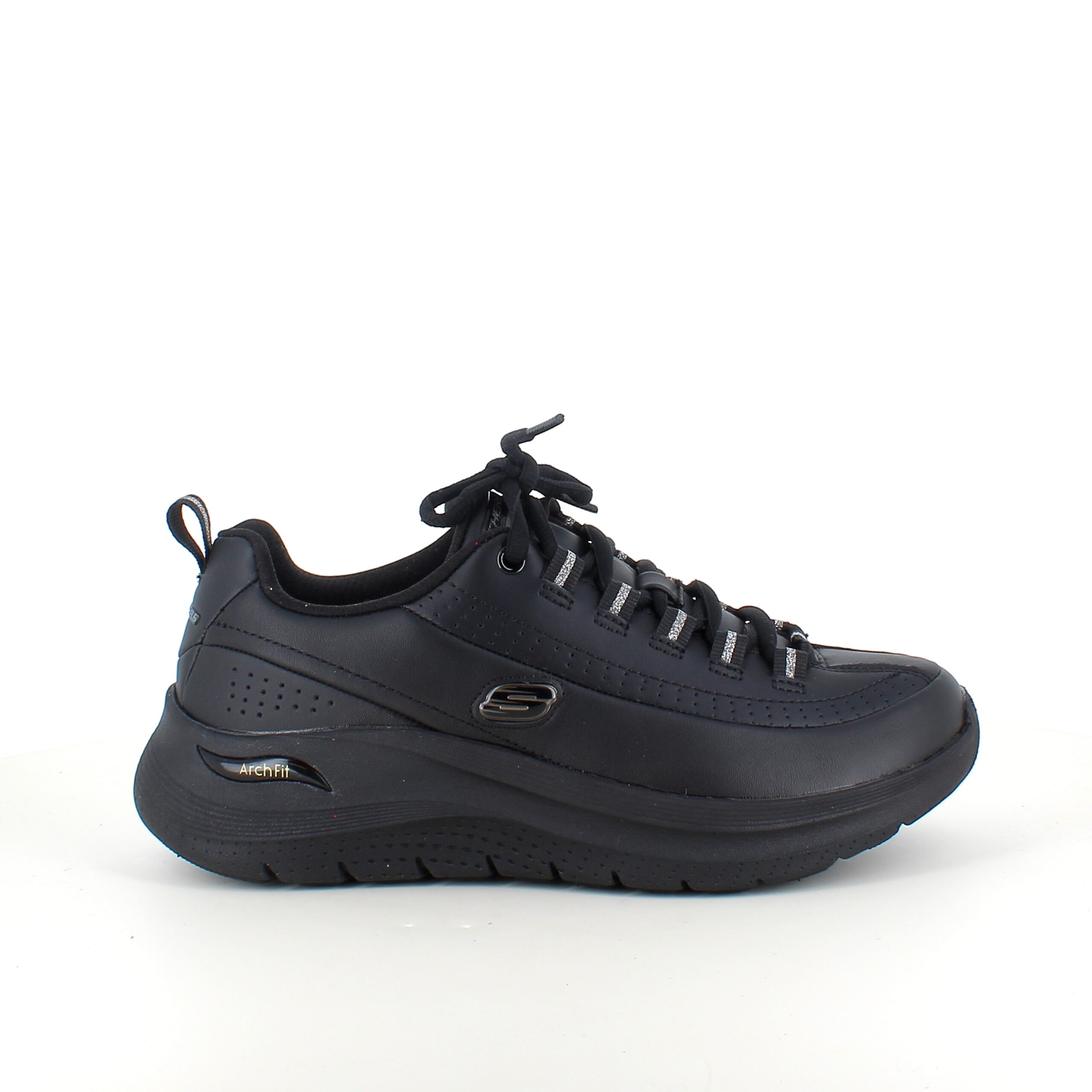 Svart Skechers med glatt skinnoverflate