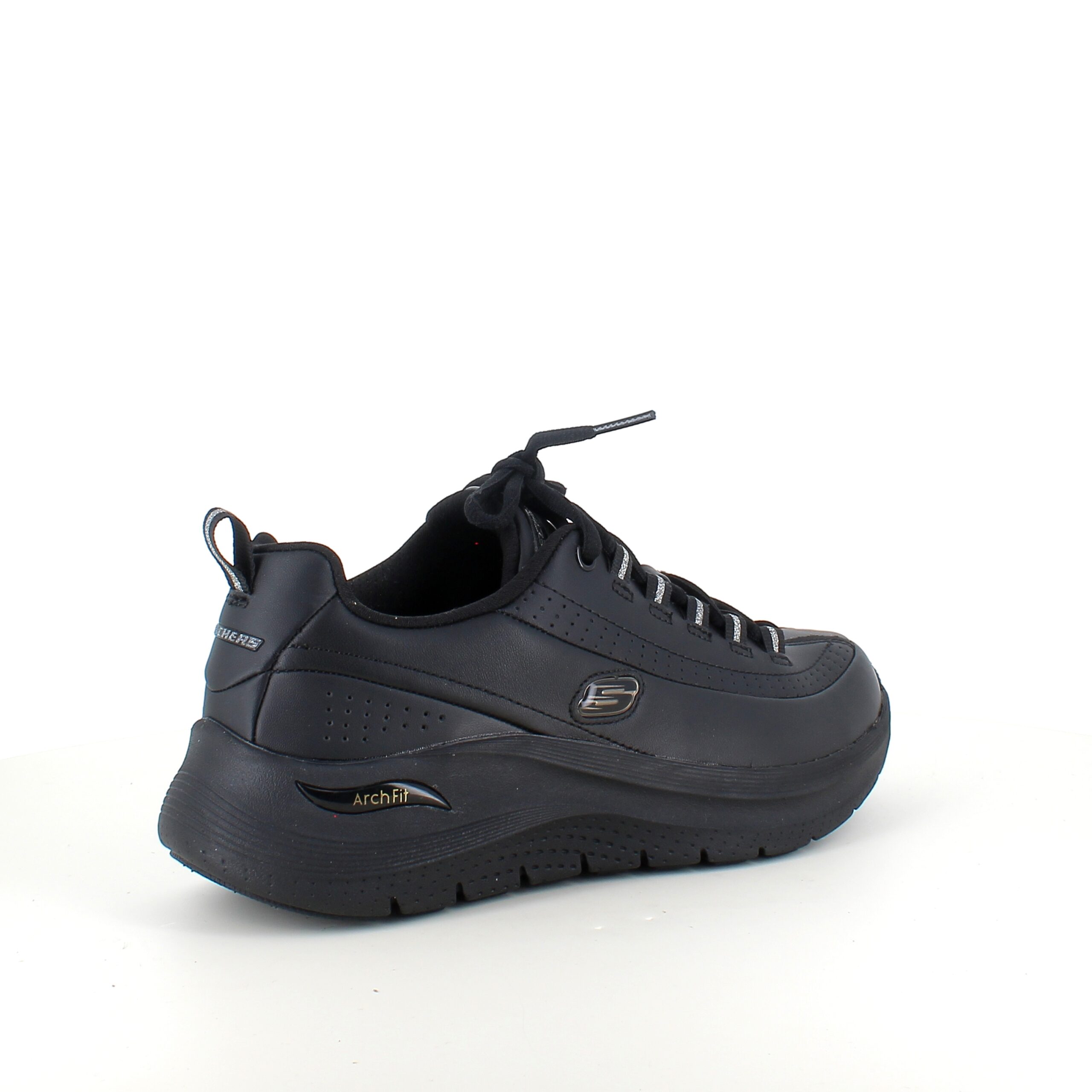 Svart Skechers med glatt skinnoverflate