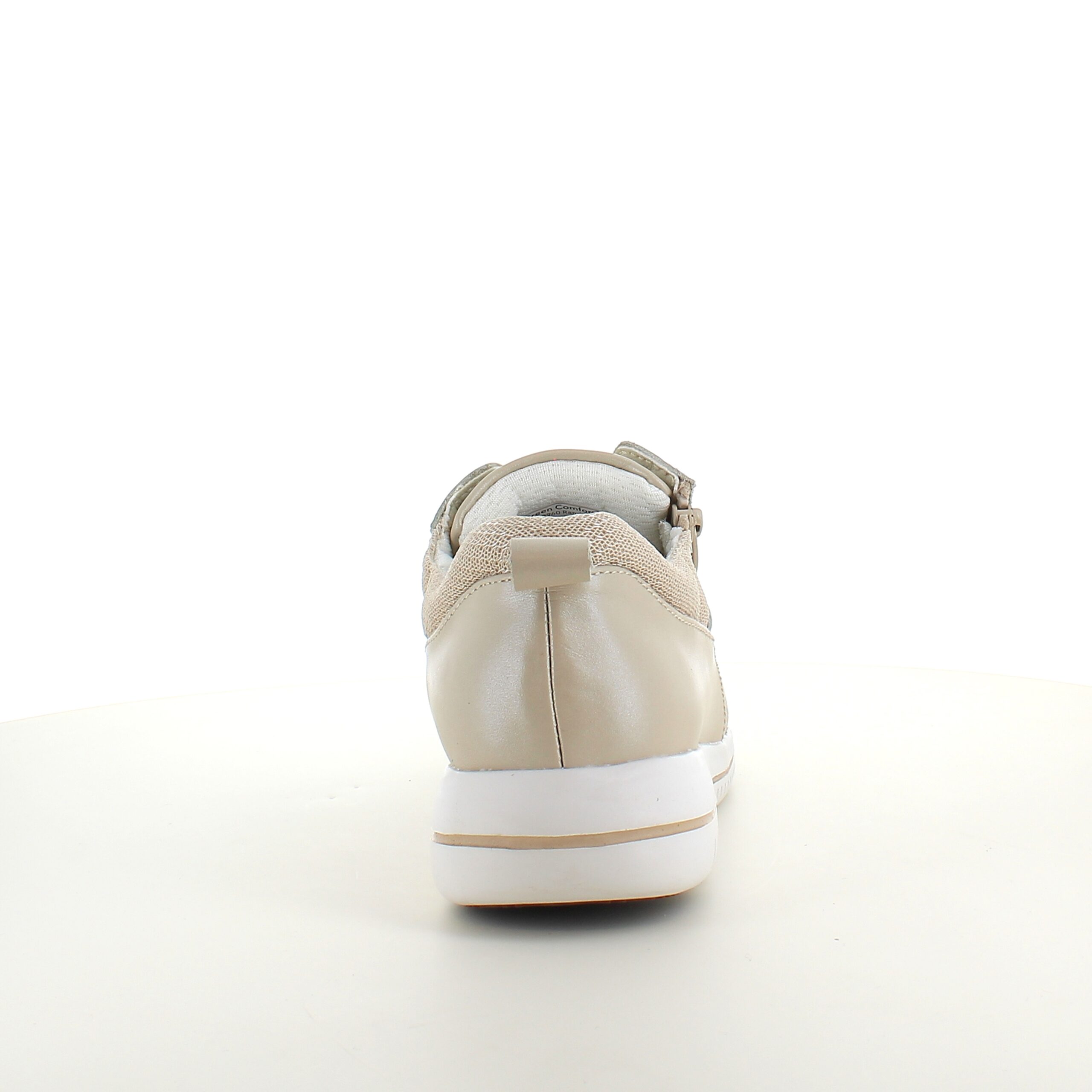 Pustende beige sneakers fra Green Comfort