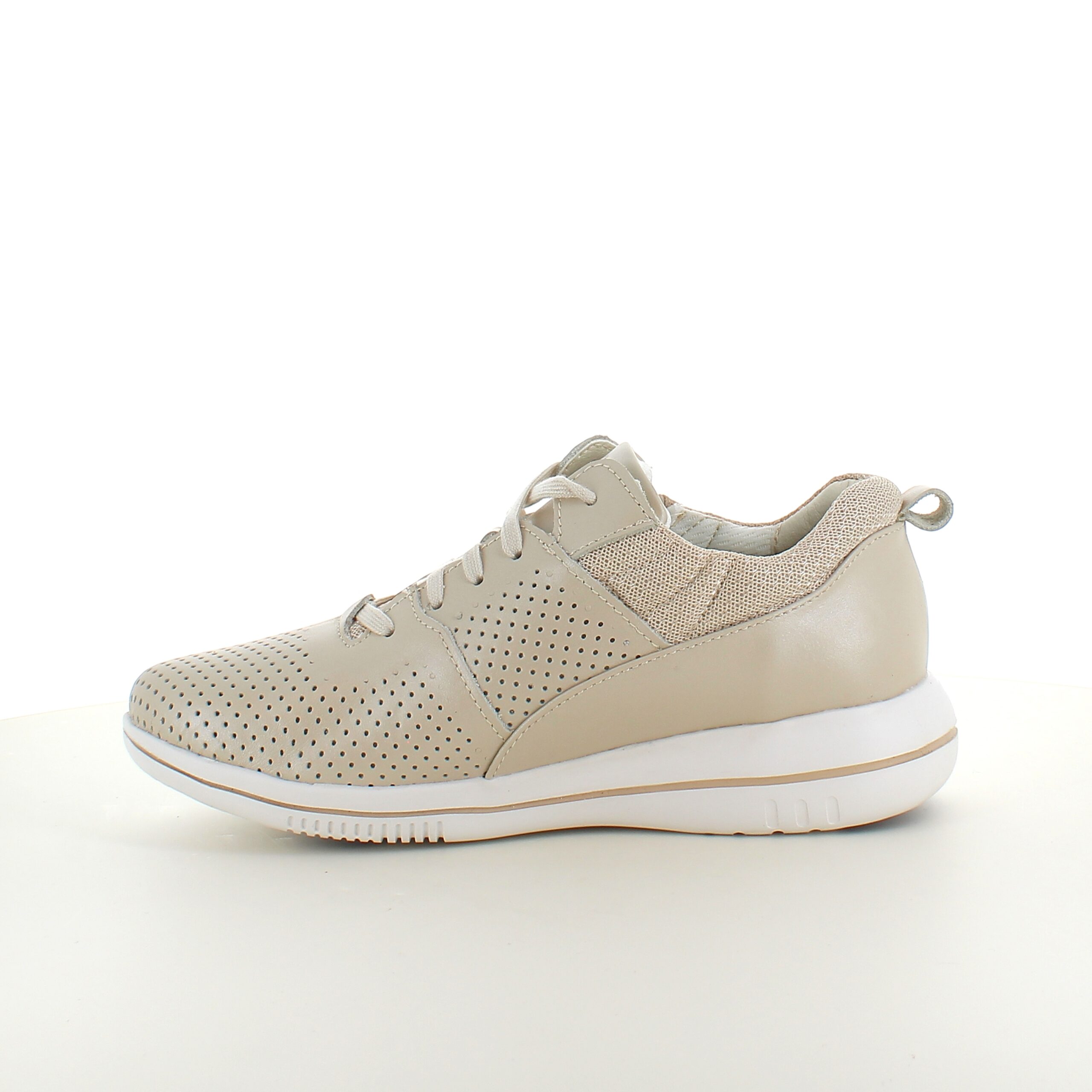 Pustende beige sneakers fra Green Comfort
