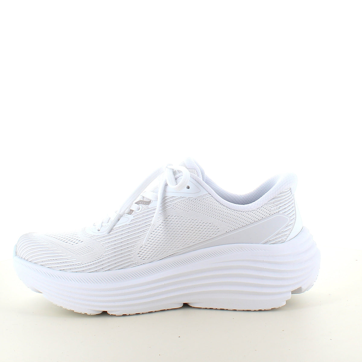 Skechers Max Cushioning Hvit slip-on sneaker med maksimal støtdemping