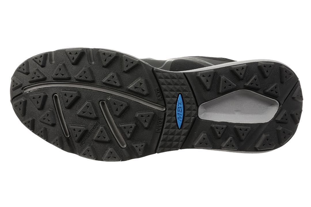 Undersiden af en sort MBT Tevo dame sko med grov trekking-sål og blåt MBT logo på midten.