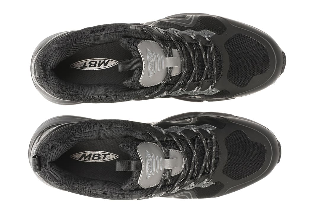 Set oppefra: MBT Tevo Black damesko i sort mesh med snørebånd og vandafvisende overdel.