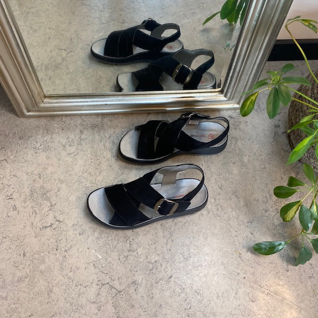 Elegant svart skinnsandal med støtte i fotbuen