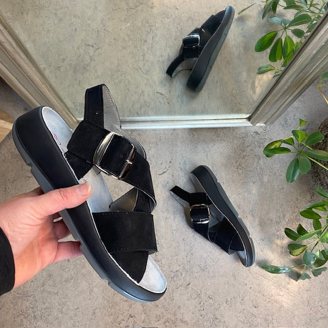 Elegant svart skinnsandal med støtte i fotbuen