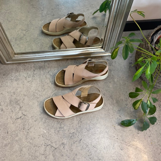 Elegant rosa skinnsandal med svangstøtte