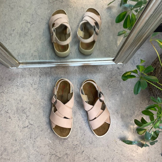 Elegant rosa skinnsandal med svangstøtte